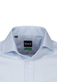 Camicia col celeste chiaro con un sottile motivo a righe e un rivestimento a pois. Presenta una chiusura con un bottone e un'etichetta slim fit.