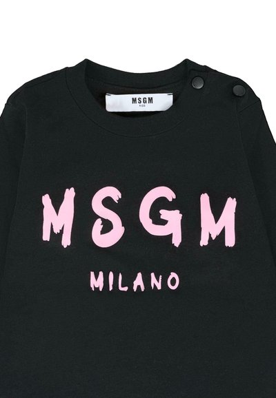 Zwart sweatshirt voor kinderen met roze tekst "MSGM MILANO" en twee zwarte drukknoopjes op de schouder bij de kraag.