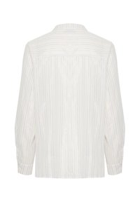 Chemise blanche à manches longues avec fines rayures beiges verticales, col classique et poignets boutonnés, vue de dos sur fond blanc.
