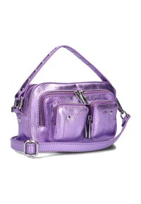 Paarse metallic schoudertas met drie ritscompartimenten, textuurafwerking, zilveren hardware en een verstelbare schouderband.