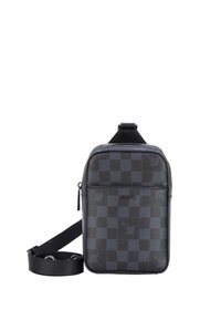 Černá křížová kabelka s kostkovaným vzorem vyrobená z texturované kůže, obsahující zapínací hlavní přihrádku na zip, nastavitelný popruh a detail s logem.