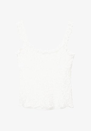 Top sans manches blanc avec un tissu texturé, des bretelles volantes et une silhouette ajustée avec des détails froncés subtils.