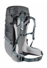 Grau und schwarze Wanderrucksack mit gepolstertem Mesh-Rückenpanel, verstellbaren Riemen und mehreren Fächern für die Aufbewahrung. Verfügt über Reißverschlüsse und Schnallen.