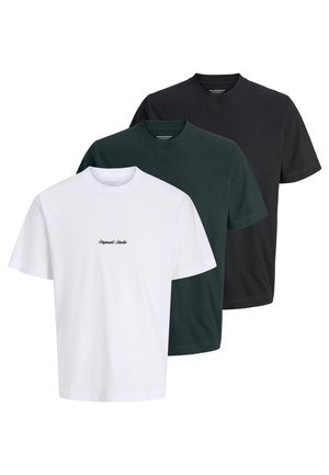 Tre kortærmede t-shirts med rund hals i hvid med lille tekst, mørkegrøn og sort, vist lagdelt på en hvid baggrund.