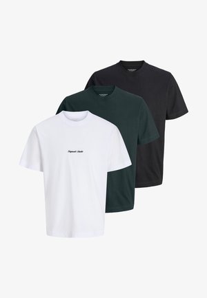 Tre t-shirt a maniche corte con collo tondo nei colori bianco con testo piccolo, verde scuro e nero, esposte sovrapposte su uno sfondo bianco.