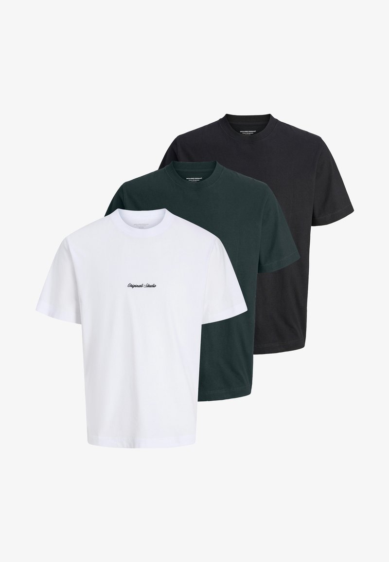 Trois t-shirts à manches courtes et col rond, en blanc avec un petit texte, vert foncé et noir, présentés superposés sur un fond blanc.