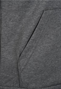 Tissu de sweat à capuche gris foncé avec coutures visibles. Comprend une poche avant avec une fente inclinée. La texture semble lisse et douce.