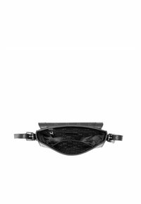 Czarna skórzana torebka na ramię z teksturowaną powierzchnią, klapką oraz otwartym wnętrzem, które zawiera kieszeń na zamek błyskawiczny i wzorzystą podszewkę.