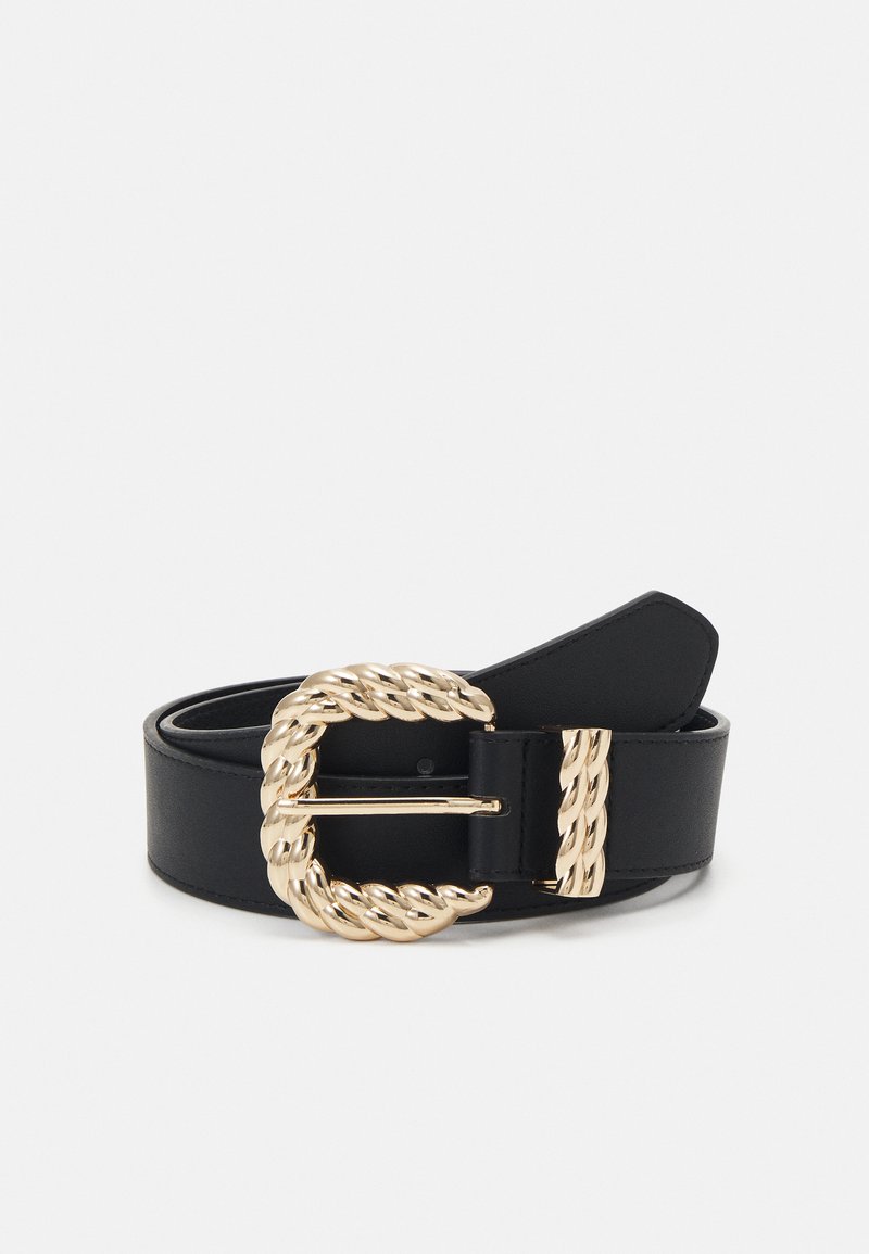 Ceinture en cuir noir avec une boucle en métal doré torsadée, présentant une texture lisse et un design classique, adaptée à des styles variés.