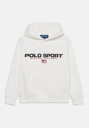 Hvit hettegenser med lomme foran, tekst "POLO SPORT RALPH LAUREN" og liten amerikansk flagglogo på brystet.
