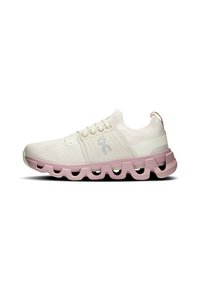 Sneaker leggere con tomaia in rete bianca e suola in gomma rosa, caratterizzate da un design con ritagli unici e lacci piatti per una vestibilità sicura.