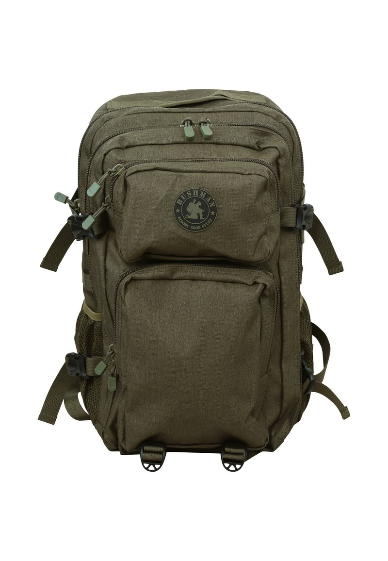 Mochila verde oliva hecha de tela duradera, con múltiples bolsillos con cremallera, correas ajustables y acentos de hardware para mayor utilidad.