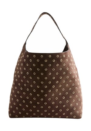 Braune Wildleder-Tote-Bag mit gleichmäßig verteilten kleinen, runden Metallösen, die die Oberfläche bedecken, und einem einzelnen Schulterriemen.