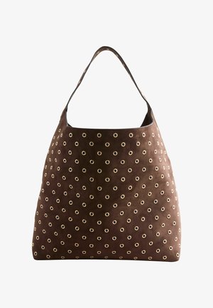 Sac fourre-tout en daim marron avec de petits œillets métalliques circulaires espacés uniformément couvrant sa surface et une seule bandoulière.