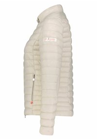 Chaqueta acolchada de color beige claro con costuras horizontales, cuello alto, bolsillos con cremallera y detalle de logo en la manga. Textura suave.