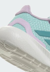 Αθλητικό παπούτσι από ελαφρύ μπλε δίχτυ με μοβ λεπτομέρειες. Υφασμένο λευκό ελαστικό πέλμα με ανάγλυφη υφή για καλύτερη πρόσφυση. Το επάνω μέρος έχει κομψό, μοντέρνο σχεδιασμό.