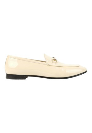 Glänzender beiger Lederloafer mit schwarzer Sohle und goldenem Metalldetail oben, von der Seite auf weißem Hintergrund gezeigt.