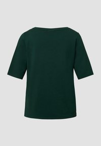 Donkergroen kortemouwshirt met een relaxte pasvorm, ronde halslijn en een gladde, matte katoenstructuur. Eenvoudig, onversierd ontwerp.