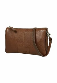 Clutch da polso in pelle marrone con trama, chiusura con zip e tracolla staccabile, forma compatta e rettangolare.