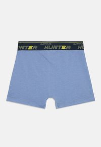 Boxer aderenti blu con vita nera, caratterizzati da testo giallo e grigio "HUNTER" e una piccola etichetta "NATURAL" su sfondo bianco.