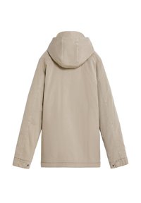 Chaqueta impermeable beige con capucha, presenta mangas largas, costuras laterales y un dobladillo inferior recto. Textura suave y diseño minimalista.