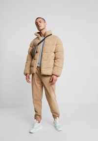 YOURTURN UNISEX - Žieminė striukė - camel