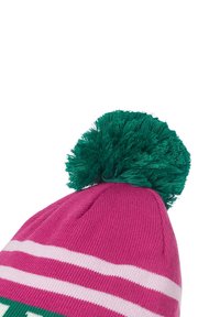 Gorro de punto rosa con rayas blancas, adornado con un pom-pom verde y esponjoso. El material parece suave y texturizado. Los detalles están perfectamente terminados.