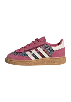 Lavtopet Adidas sneaker med pink ruskind, blomstret mønstret stof, hvide striber og gummisål.