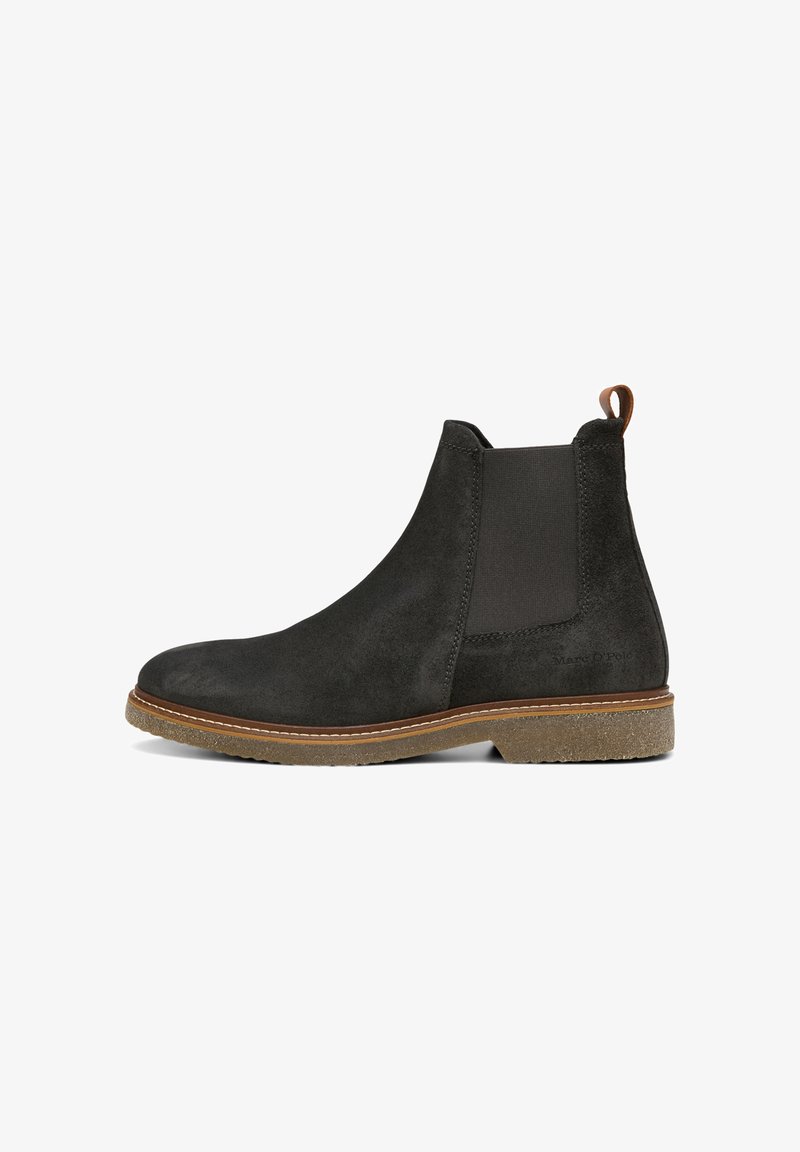 Bottines Chelsea en suède noir avec des panneaux élastiques sur les côtés, une languette en cuir marron et une semelle en caoutchouc texturé. Détails cousus autour de la semelle.