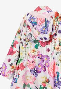 Imperméable coloré à motif floral avec capuche, présentant des nuances de rose, violet et vert, ainsi que diverses illustrations d'animaux.
