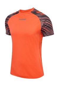 Orange atletisk t-shirt med korte ærmer. Skuldrene har et mønster i sort og gråt. Fremstillet af letvægts, åndbart stof.