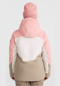 Barevná sněhová bunda s designem v růžové, bílé a béžové barvě s barevnými bloky. Obsahuje kapuci, vodotěsný materiál a vyšívané logo na zadní straně.