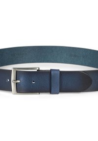 Cinturón de cuero navy con una textura suave, hebilla de metal plateada y un acento de cuero más oscuro cerca de la hebilla, con varios agujeros para ajustar.