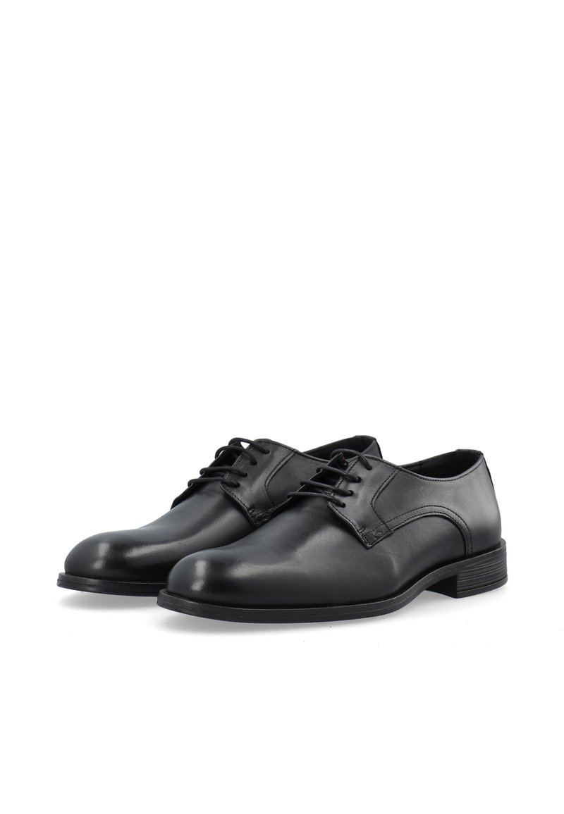 Chaussures habillées en cuir noir avec des orteils arrondis, un design à lacets, une texture lisse et un petit talon empilé. Accents minimalistes et forme classique.