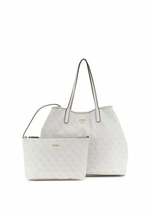 Borsa tote bianca con doppie cinghie e pochette da polso abbinata, entrambe caratterizzate da un motivo monogramma sottile e loghi del marchio in tonalità oro.