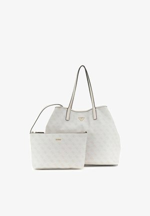 Weiße Tragetasche mit doppelten Trägern und passendem Handgelenketui, beide mit einem dezenten Monogramm-Muster und goldfarbenen Markenlogos versehen.