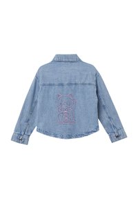 Hellblaue Jeansjacke mit einer rückseitig gestickten Motiven eines Katers, der einen Ball hält. Klassischer Kragen und geknöpfte Ärmelbündchen.