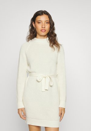 CREW AUSSCHNITT RIPP MINI STRICKKLEID MIT GÜRTEL - Shift dress - white