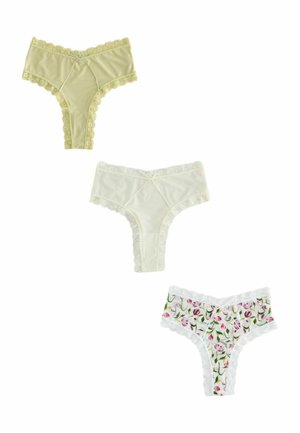 Trzy damskie stringi z koronkowym wykończeniem w jasnopomarańczowym, białym i białym z różowym wzorem kwiatowym, ułożone na białym tle.