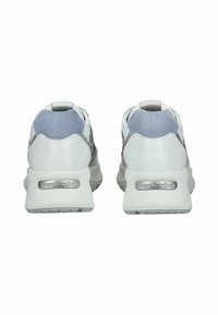 Sneaker bianche con una combinazione di materiali lisci e testurizzati. Accentature grigio chiaro sul tallone, con il marchio "NeroGiardini" sul lato.