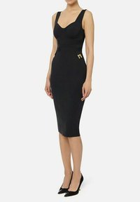 Vestito nero aderente con spalline larghe, corpetto strutturato e gonna a tubo. Presenta un dettaglio dorato in vita. Tessuto liscio ed elasticizzato.