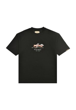 Schwarzes kurzärmeliges T-Shirt mit einer Grafik von zwei Jockeys, die Pferde reiten, und dem Text "PAS DE MONACO EST 1988" zentriert unter der Grafik.