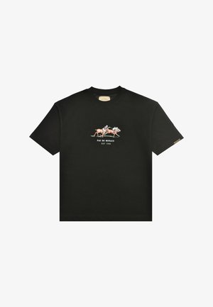 Schwarzes kurzärmeliges T-Shirt mit einer Grafik von zwei Jockeys, die Pferde reiten, und dem Text "PAS DE MONACO EST 1988" zentriert unter der Grafik.
