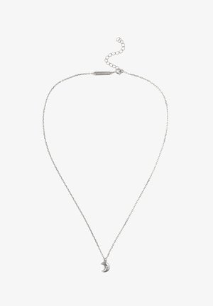 Collar de plata con un colgante en forma de luna creciente adornado con una pequeña piedra preciosa, en una cadena delicada con cierre ajustable.