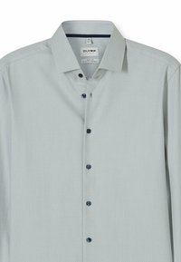 Hellgraues Langarmhemd mit strukturiertem Muster, Knopfleiste und marineblauen Knöpfen. Verfügt über einen klassischen Kragen und einen taillierten Schnitt.