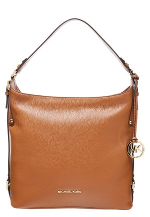 Sac à main en cuir marron Michael Kors avec une bandoulière unique et un charm rond doré avec le logo MK suspendu sur le côté.