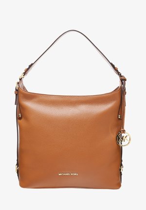 Sac à main en cuir marron Michael Kors avec une bandoulière unique et un charm rond doré avec le logo MK suspendu sur le côté.