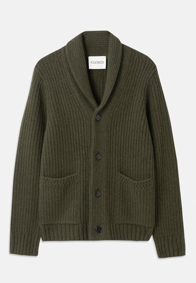 Cardigan de canalé en verde oliva oscuro con cuello de chal, que presenta cuatro botones negros, dos bolsillos frontales y un patrón de tejido texturizado.