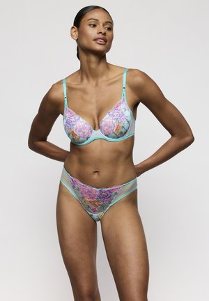 Set van kanten lingerie met pastelkleurige bloemrijke borduursels in tinten roze en paars op een lichtblauwe basis; bestaat uit een plunge beha en bijpassende string.