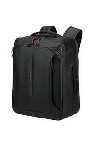 Mochila negra de nailon con acentos rojos, forma rectangular, correas de hombro acolchadas, asa superior, dos bolsillos con cremallera y lados texturizados.